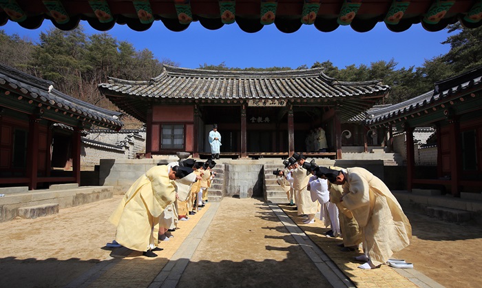 Die Dosan Seowon wurde 1574 zu Ehren des führenden konfuzianischen Gelehrte der Joseon-Zeit, Yi Hwang (이황) (1502-1571), gebaut. ⓒ Amt für Kulturerbeverwaltung