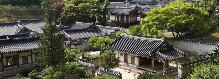 Die Dosan Seowon wurde 1574 im Gedenken an Yi Hwang (1502-1571), einen der führenden konfuzianischen Gelehrten der Joseon-Zeit, gegründet, der auch unter dem Pseudonym Toegye (퇴계) bekannt ist.