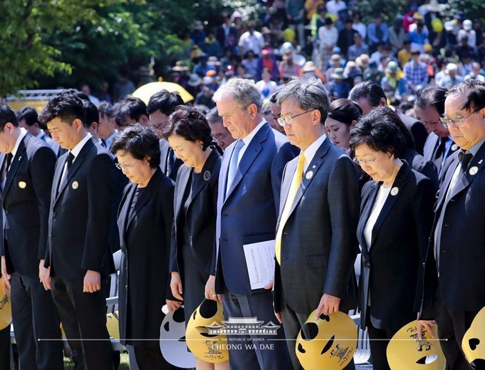 First Lady Kim Jung-sook (vierte von links), der frühere US-Präsident George W. Bush (vierter von rechts) und andere Würdenträger halten eine Schweigeminute für den ehemaligen Präsidenten Roh Moo-hyun zum seinen 10. Gedenkfeier am 23. Mai in Bongha Maeul, Gimhae-si, Gyeongsangnam-do ab. ⓒ Cheong Wa Dae