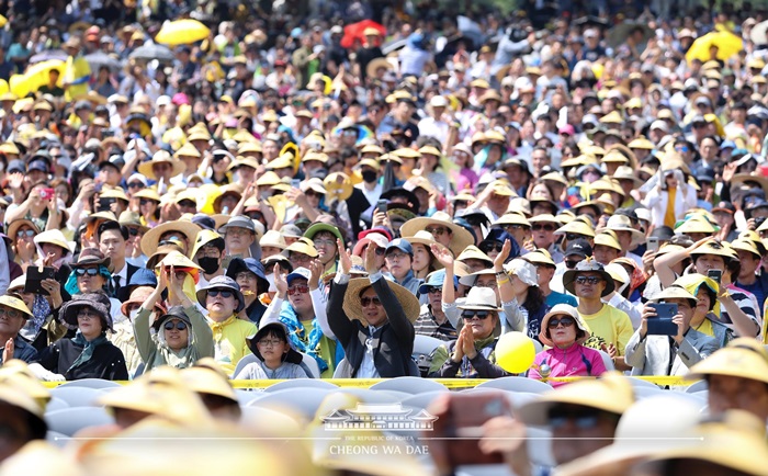 Mit gelben Strohhüten, einer Farbe, die den früheren Präsidenten Roh Moo-hyun symbolisiert, versammelten sich Tausende von Trauernden am 23. Mai in seiner ländlichen Heimatstadt, um an einer Gedenkzeremonie zum zehnten Todestag des ehemaligen Präsidenten Roh Moo-hyun teilzunehmen.