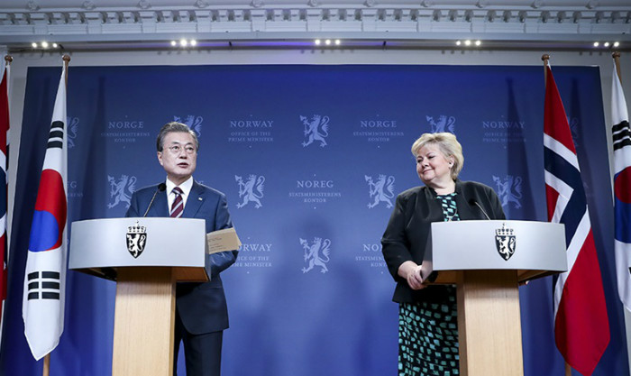 Südkoreas Präsident Moon Jae-in, der sich auf dem Staatsbesuch in Norwegen befindet, gibt eine gemeinsame Pressekonferenz mit der norwegischen Ministerpräsidentin Erna Solberg. ⓒ Cheong Wa Dae