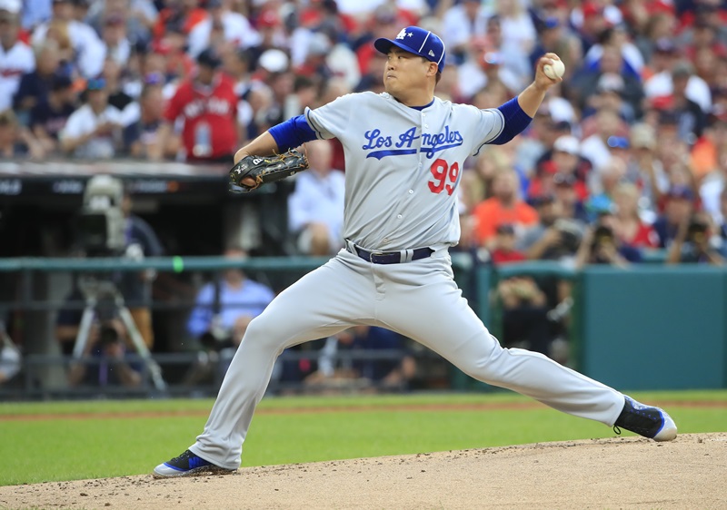 Der koreanische Pitcher Ryu Hyun-jin der Los Angeles Dodgers wirft am 9. Juli im ersten Inning des All-Star-Teams der Major League Baseball (MLB) im Progressive Field, der Heimstätte der Cleveland Indians, in Cleveland/Ohio für die National League. ⓒ Yonhap News