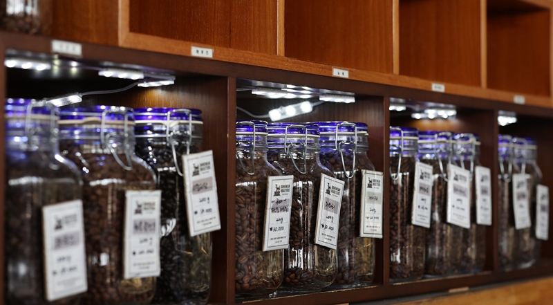 Besucher können eine Vielzahl von Rohkaffeebohnen und gut gerösteten Kaffeebohnen in Cafés finden. ⓒ Korea.net DB