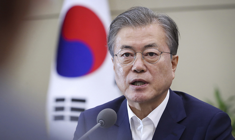 Präsident Moon Jae-in leitet am 15. Juli eine Sitzung mit seinen engsten Beratern, um die Reaktionsmaßnahmen zu Japans Handelsbeschränkung zu erörtern. ⓒ Cheong Wa Dae