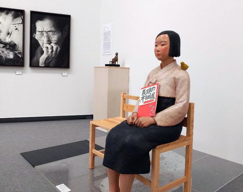 „Die Friedensstatue“, die das Opfer der sexuellen Sklaverei aus der Zeit des Zweiten Weltkriegs in Japan darstellt, wurde in der Sektion „Was kommt nach dem Mangel an Meinungsfreiheit“ bei der Aich Triennale 2019 ausgestellt. ⓒ Yonhap News