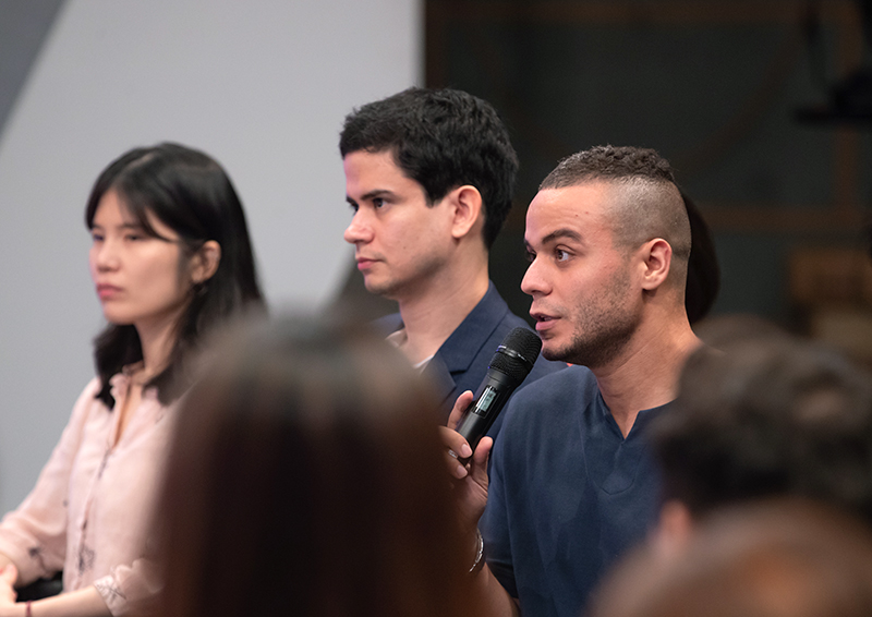 Der Korea.net-Ehrenreporter Samy Rashad aus Ägypten (rechts) stellt am 8. August in Hosakas Sondervorlesung in der Arirang-TV-Talkshow „Heart to Heart“ eine Frage an Yuji Hosaka zur allgemeinen Stimmung der japanischen Bevölkerung und der Medien.