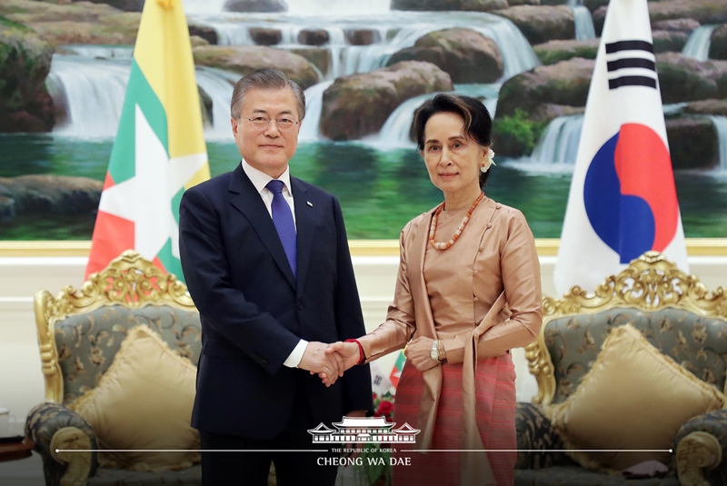 Der südkoreanische Präsident Moon Jae-in gibt Aung San Suu Kyi, Myanmars Regierungschefin, die Hand, bevor sie am 3. September 2019 in Naypyidaw ein Gipfeltreffen abhalten.