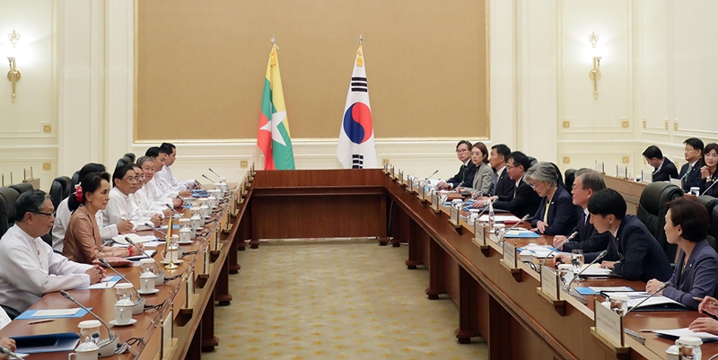 Präsident Moon Jae-in führt am 3. September ein Gipfeltreffen mit Myanmars Regierungschefin Aung San Suu Kyi im Präsidentenpalast in Naypyidaw.