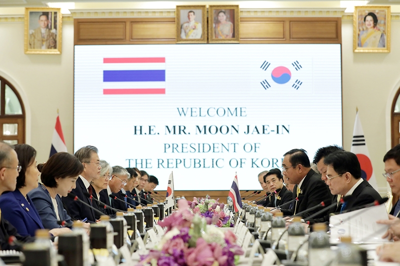 지난달 태국 공식방문 일정에서 문재인 대통령이 쁘라윳 짠오차 태국 총리와 정상회담을 하고 있다.