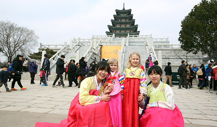 설날인 19일 설빔을 곱게 차려 입은 학생들이 설빔을 입은 외국인 아이들과 함께 사진을 찍으며 즐거워하고 있다. 