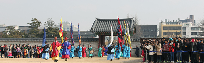 19일 설빔을 곱게 입은 가족들과 외국인관광객들이 경복궁 수문장 교대식을 관람하고 있다. 