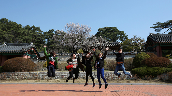 Ojukheon House in Gangneung is the birthplace of the famous Joseon scholar Yul-gok and his mother, Shin Saimdang. It's one of the oldest Joseon buildings still standing and is designated as National Treasure No. 165.