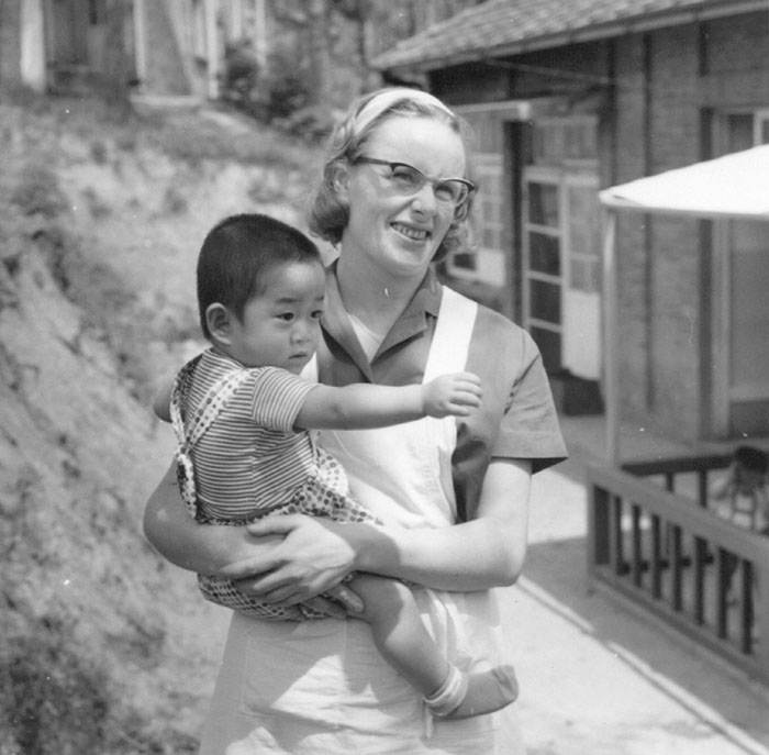 Marianne Stöger kümmert sich in den 1960er Jahren um einen kleinen Patienten. Die passionierte Krankenschwester besuchte die Insel kürzlich 11 Jahre nach ihrem Abschied von dort.