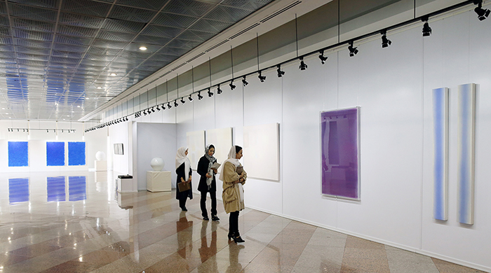 Besucher der koreanischen Kunstausstellung „Empty Fullness“ (‚Leere Fülle‘), die als Teil der Kulturwoche Korea bis zum 29. Mai in Teheran zu sehen ist.