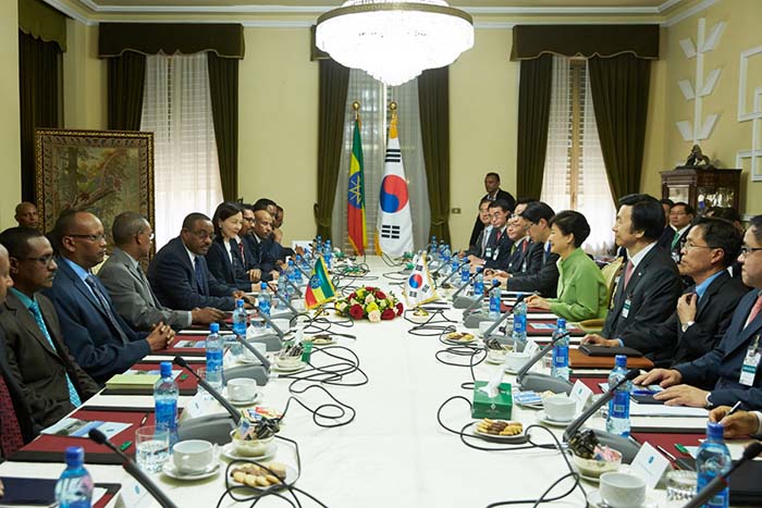 Der äthiopische Ministerpräsident Hailemariam Desalegn (links) und Präsidentin Park Geun-hye halten am 26. Mai im Präsidentenpalast in Addis Abeba ein Gipfeltreffen ab.