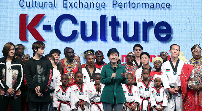 President Park Geun-hye speaks to the audience after the K-culture in Nairobi concert on May 31 in Nairobi.