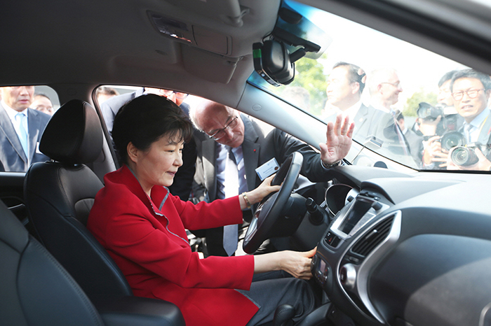 President Park Geun-hye test-drives a hydrogen-powered taxi at an Air Liquide research center in the southeastern French city of Grenoble on June 4. President Park inspected the research center to learn more about hydrogen car development technologies.