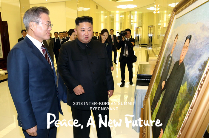 Vor dem offiziellen Begrüßungsbankett betrachten Präsident Moon Jae-in und Vorsitzender Kim Jong Un das Geschenk von Ri Sol Ju, der Gattin des Vorsitzenden Kim, am 18. September im Mokrangwan. ©Pyeongyang Press Corps