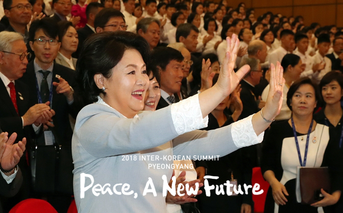 First Lady Kim Jung-sook, Ehefrau von Präsident Moon Jae-in, besucht am 19. September den Schülerpalast Mangyongdae in Pjöngjang. ©Pyeongyang Press Corps