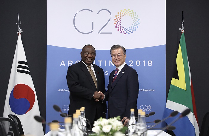 Präsident Moon Jae-in (rechts) und Präsident der Republik Südafrika Cyril Ramaphosa schütteln sich am 1. Dezember die Hände vor ihrem bilateralen Gipfel im Costa Salguero Center in Buenos Aires © Cheong Wa Dae