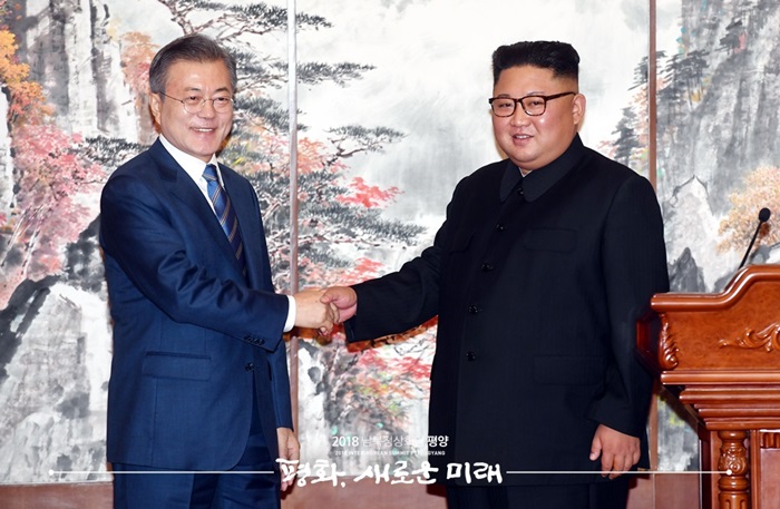 Der südkoreanische Präsident Moon Jae-in und der nordkoreanische Staatschef Kim Jong Un geben am 19. September eine gemeinsame Pjöngjang-Erklärung bekannt. © Pyeongyang Press Corps