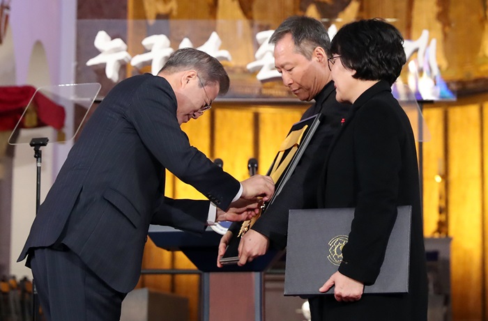 Präsident Moon Jae-in vergibt die Große Mugunghwa Orden an der Hinterbliebenen des verstorbenen Abgeordneten Roh Hoe-chan.