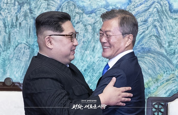 Südkoreas Präsident Moon Jae-in (rechts) und Nordkoreas Staatschef Kim Jong Un umarmen sich am 27. April nach der Unterzeichnung der Panmunjeom-Erklärung. ⓒ Pressekorps für den innerkoreanischen Gipfel 2018