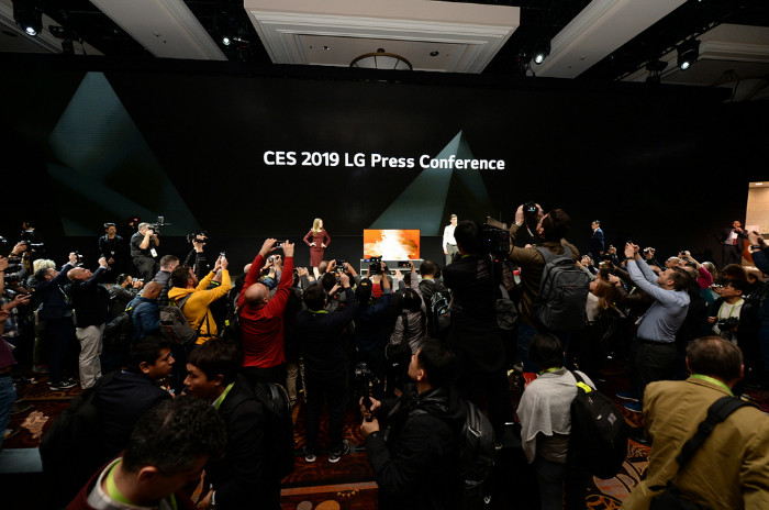 Eine Vielzahl von den internationalen Medien versammelt sich am 7. Januar bei einer Presseveranstaltung von LG Electronics für CES 2019 in Las Vegas, um den weltweit ersten rollbaren Fernseher „LG Signature OLED TV R“ zu berichten. ⓒ LG Electronics