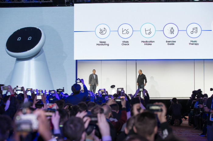 Gary Lee (Links), Senior Vice President von Samsung Electronics, und Yoon Lee, Senior Vice President von Samsung Electronics America, demonstrieren „Samsung Bot Care“ bei einer Samsung-Presseveranstaltung für CES 2019 im Mandalay Bay Convention Center am 7. Januar 2019 in Las Vegas. ⓒ Samsung Electronics