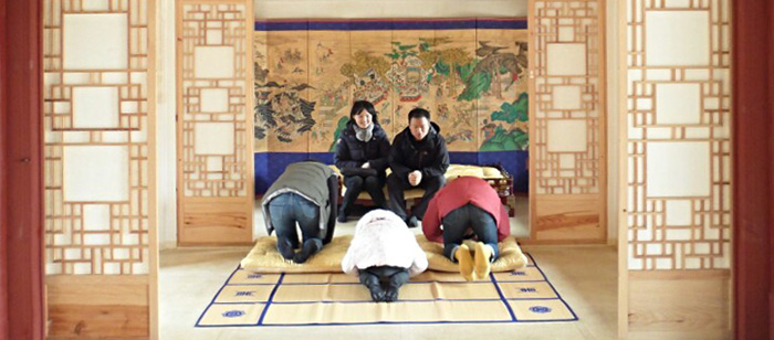 Familien können die Halle Jipgyeongdang am Palast Gyeongbokgung betreten, um <i>Sebae</i>, eine tiefe Verbeugung (세배), in einem <i>Ondolbang</i> (온돌방), einem Zimmer mit Fußbodenheizung, zu vollziehen.