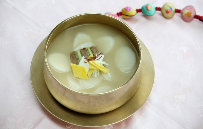 Reisekuchensuppe <i>Tteokguk</i> ist eines der symbolträchtigsten Gerichte des <i>Seollal</i>-Festes. Die Suppe repräsentiert die Wiedergeburt aller irdischen Kreaturen, Neuanfänge und das Gefühl von Neuheit und Frische.