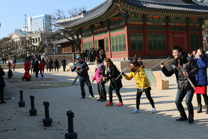 Traditionelle Spiele wie das Pfeilwurfspiel <i>Tuho</i> (투호) und das Brettspiel Yunnori stehen für Besucher von Palästen und Museen überall im Land während der Neujahrsfeiertage <i>Seollal</i> nach dem Mondkalender bereit.