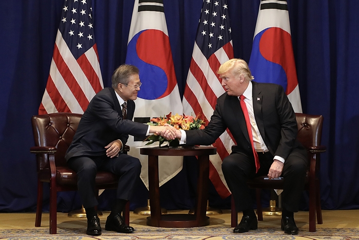 Präsident Moon Jae-in wird vom 10. bis 11. April die USA besuchen und einen Gipfel mit US-Präsident Donald Trump abhalten. Dargestellt ist eine Momentaufnahme des Gipfeltreffens zwischen den beiden Präsidenten vom 24. September 2018 in New York. ⓒ Cheong Wa Dae