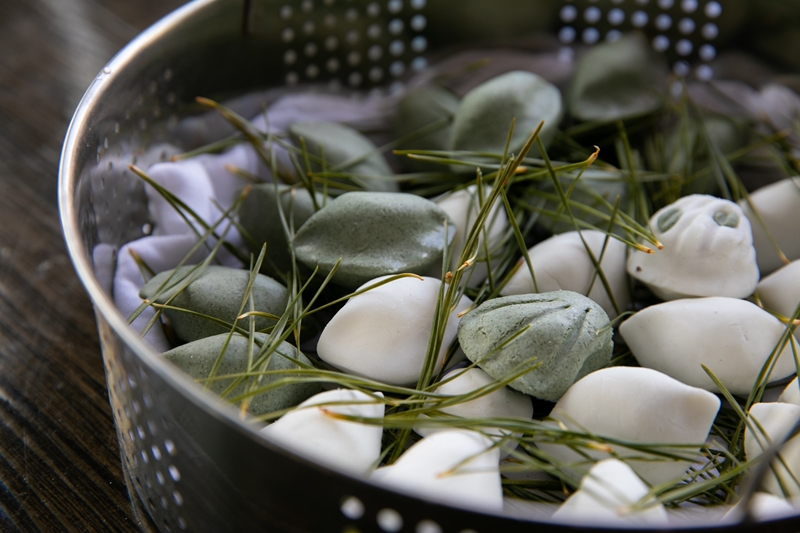 <i>Songpyeon</i>, Reiskuchen mit einer süßen Füllung, sind eines der Hauptlebensmittel, die man während des Chuseok-Festes genießen kann. ⓒ Korea.net DB