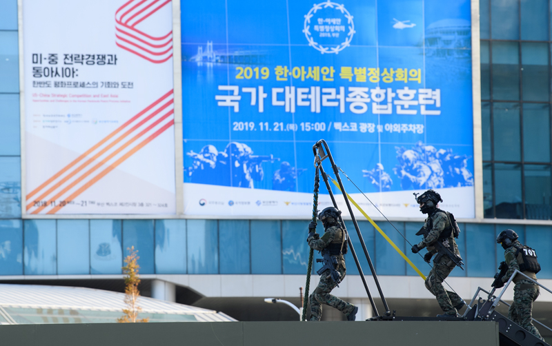 '2019 한-아세안 특별정상회의' 개막을 3일 앞둔 21일 부산 벡스코에서 '2019 국가 대테러 종합훈련'이 열린 가운데 육군특공대가 테러진압 시범을 보이고 있다. 