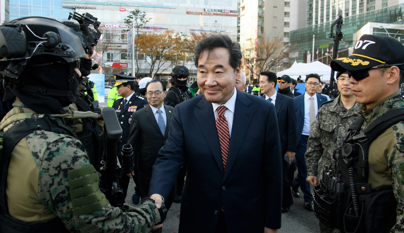 이낙연 국무총리가 21일 부산 벡스코에서 '2019 국가 대테러종합훈련'을 참관한 뒤, 육군특공대원들을 격려하고 있다. 