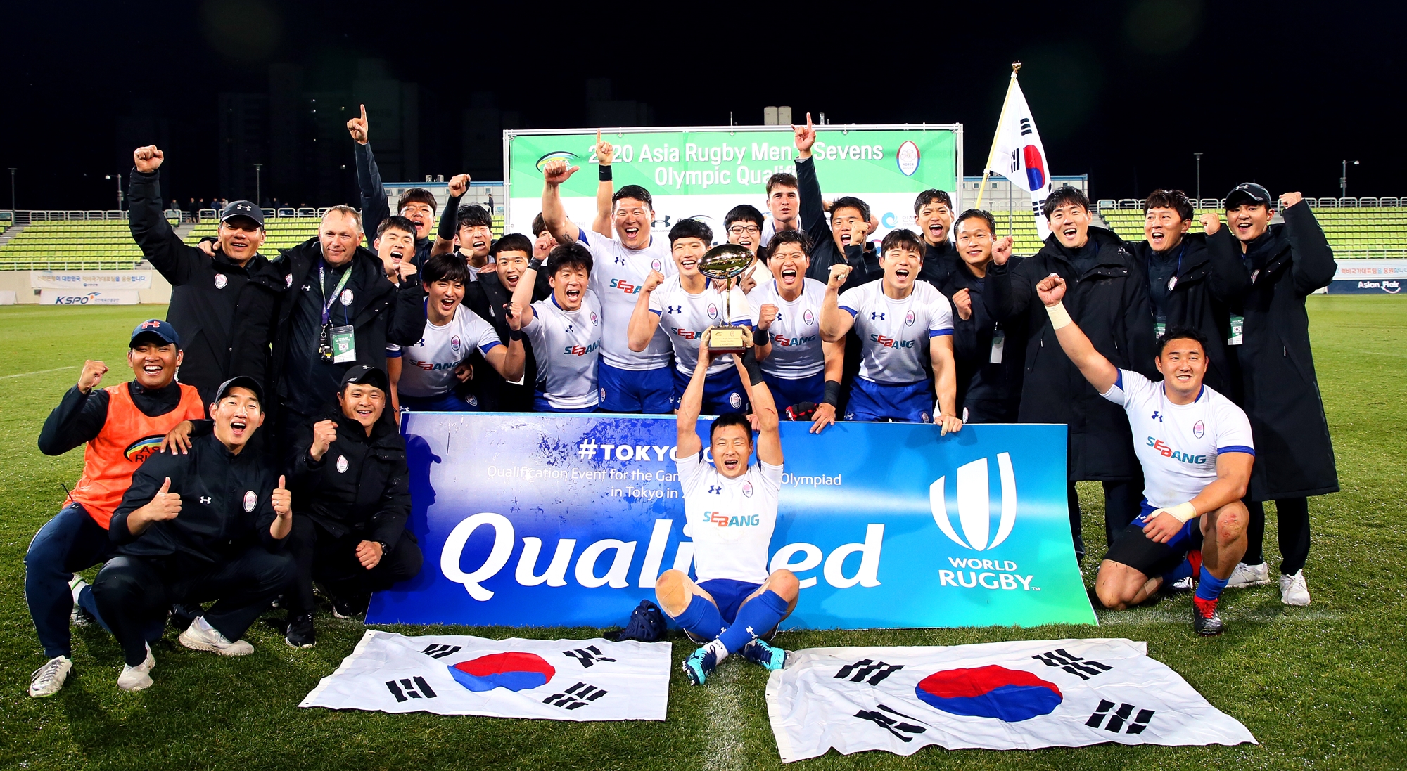 ▲ 한국 럭비 남자 7인제 대표팀이 24일 인천 남동아시아드 럭비경기장에서 열린 2020 도쿄 올림픽 아시아 지역 예선 결승에서 홍콩을 꺾고 올림픽 티켓을 확보한 후 기뻐하고 있다.대한럭비협회