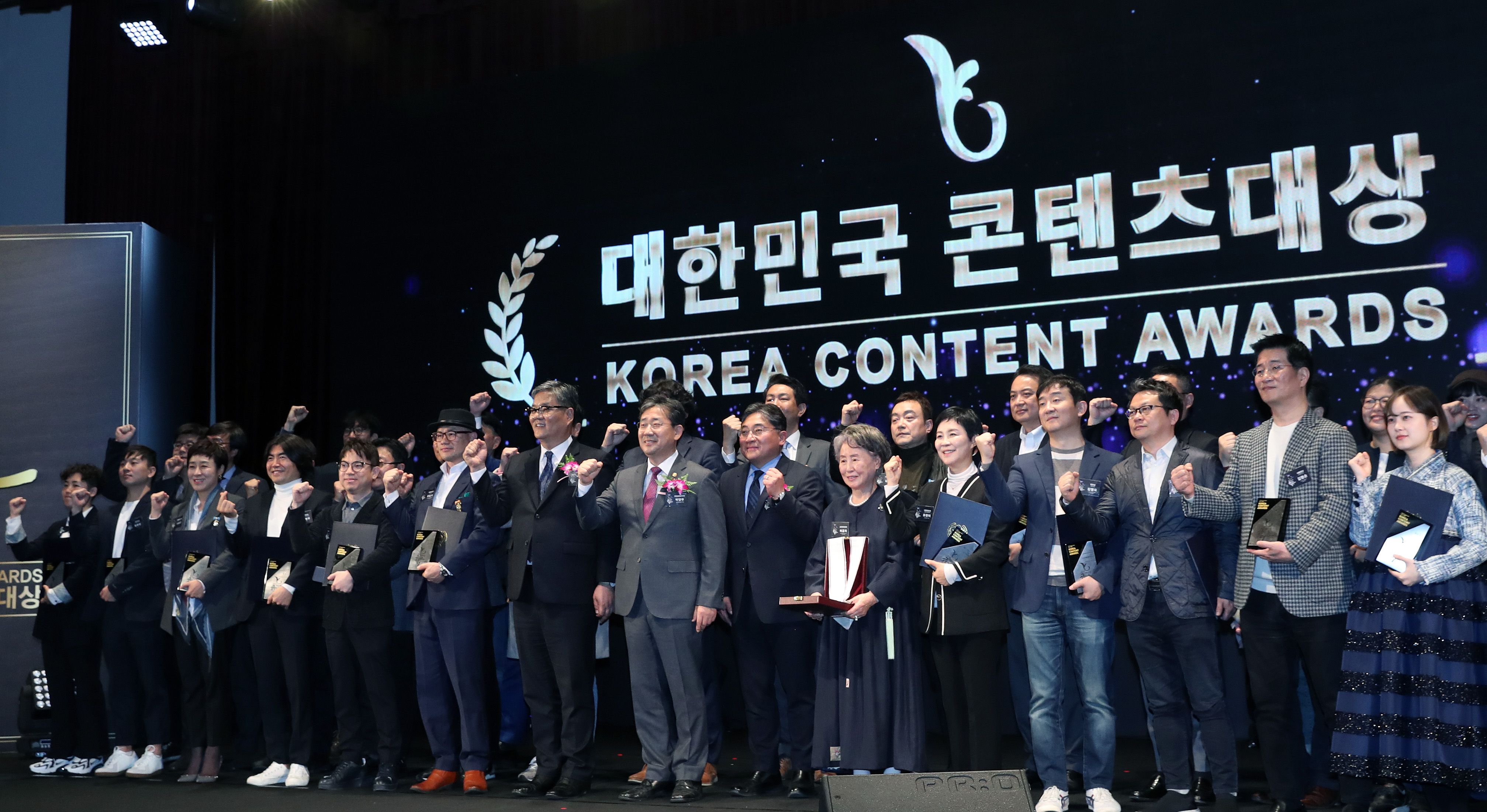 Die Teilnehmer an der Preisverleihung ‚Korea Content Awards 2019‘ posieren am 11. Dezember für ein Gruppenfoto.
