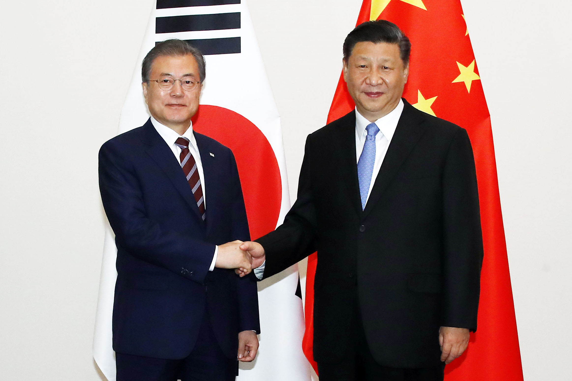 Südkoreas Präsident Moon Jae-in (links) und Chinas Präsident Xi Jinping halten am 27. Juni 2019 im The Westin Osaka ein bilaterales Gespräch im Rahmen des G20-Gipfeltreffens ab. ⓒ Yonhap News