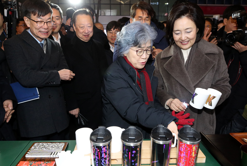 Park Young-sun (rechts), Ministerin für Mittelstand und Startups, sieht auf dem besonderen Weihnachtsmarkt 2019 auf der Universitätsstraße-Yonsei im Bezirk Sinchon die traditionellen Kunstgewerbe von kleinem Händler. ⓒ Yonhap News
