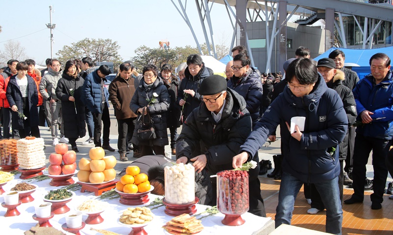Vertriebene aus Nordkorea versammeln sich am Mangbaedan-Altar im Pavillion Imjingak in Paju und vollziehen die Ahnenriten Charye. ⓒ Yonhap News