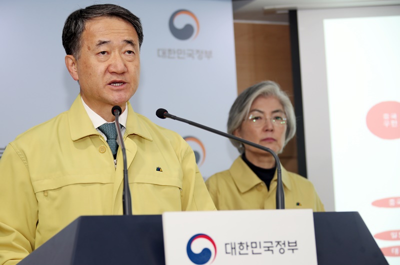 박능후 중앙재난안전대책본부 1차장(보건복지부 장관)이 앞으로 보름간 '사회적 거리두기'에 동참해줄 것을 당부했다. 사진은 2월 9일 정부서울청사에서 '신종 코로나바이러스 감염증 대응 회의' 결과를 발표하는 박 장관. 연합뉴스