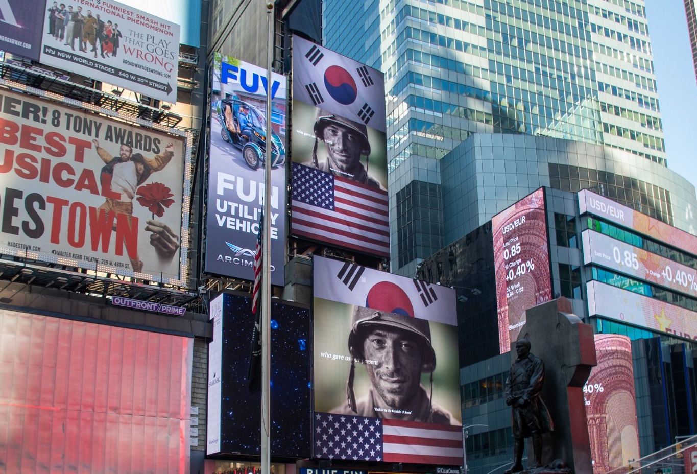 ▲ 6·25전쟁 70주년 사업추진위원회와 국가보훈처가 올해 법정기념일로 지정된 11일 '유엔 참전용사 국제추모의 날'을 맞아 미국 뉴욕 타임스퀘어 전광판을 통해 6·25 전쟁 참전 유엔군 용사 추모 영상을 공개했다. 국가보훈처 페이스북
