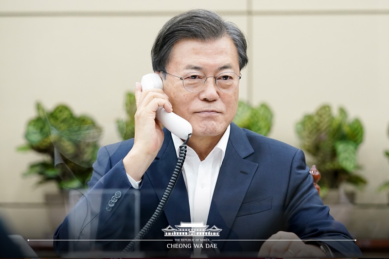 ▲ 문재인 대통령이 지난해 11월 10일 보리스 존슨 영국 총리와 전화 통화를 하고 있다. 청와대 페이스북
