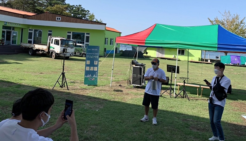Ein Teilnehmer stellt am 1. Oktober im Tongyeong Eco Park auf der Insel Yeondaedo persönliche Vorräte vor.