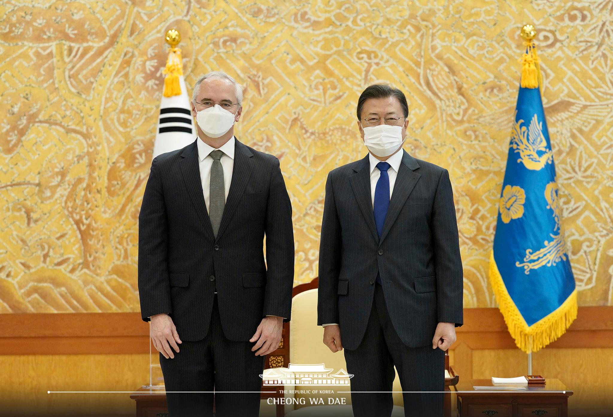 Der südkoreanische Präsident Moon Jae-in (rechts) posiert am 16. November für ein Foto mit Richard Hatchett, dem CEO der Coalition for Epidemic Preparedness Innovations (CEPI), während ihres Treffens im Cheong Wa Dae in Seoul. ⓒ Facebook-Seite des Blauen Hauses
