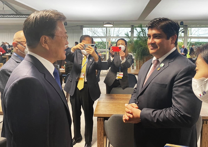 Präsident von Costa Rica Carlos Alvarado Quesada wird vom 21. bis 24. November einen Staatsbesuch in Südkorea abstatten. Abgebildet sind Präsident Moon Jae-in (links) und Präsident Carlos Alvarado Quesada auf der 26. Klimakonferenz der Vereinten Nationen (COP26) in Glasgow, Großbritannien. ⓒ Facebook-Seite des Blauen Hauses 