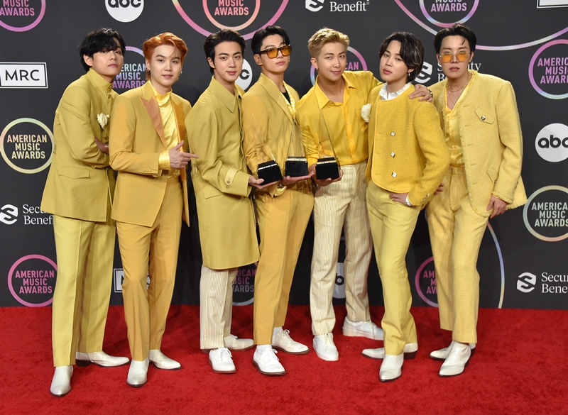 Die südkoreanische Boyband BTS schrieb am 21. November erneut K-Pop-Geschichte, indem sie den Künstler des Jahres gewann, der als wichtigster Preis bei den American Music Awards gilt. ⓒ Yonhap News