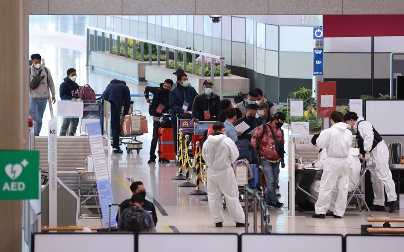 Ausländer, die sich im Ausland vollständig gegen COVID-19 geimpft haben, haben jetzt Anspruch auf einen „Impfstoffpass“ in Korea, ohne dass eine Quarantänebefreiung vorgelegt werden muss. Abgebildet sind ausländische Ankömmlinge am 6. Dezember im Terminal 1 des Internationalen Flughafens Incheon, die sich einem Identifizierungsverfahren unterziehen, bevor sie in ihre Quarantäneeinrichtungen umziehen. ⓒ Yonhap News