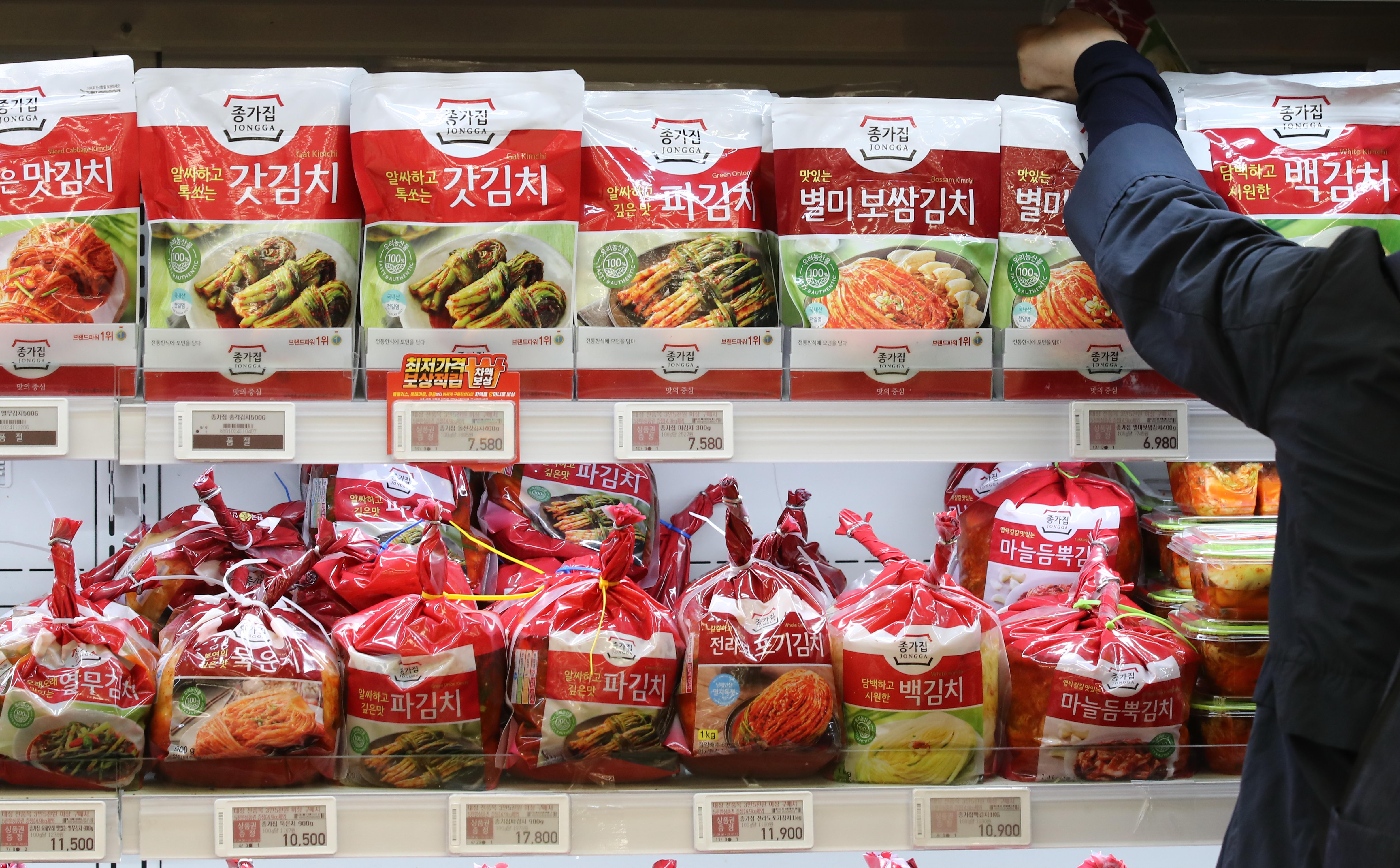 Südkoreas Exporte von Kimchi erreichten im vergangenen Jahr dank seiner wachsenden Popularität ein Allzeithoch. Dies führt zu einem Handelsüberschuss von 19,2 Mio. US-Dollar in der Branche. Abgebildet sind die ausgestellte Pakete mit Kimchi-Produktion in einem Superamrkt in Seoul. ⓒ Yonhap News